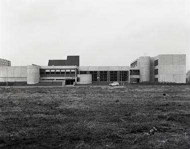 805535 Gezicht op de R.K. Middelbare Technische School (Brandenburchdreef 20) te Utrecht.